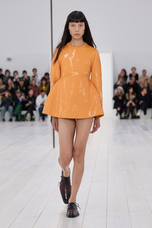 مجموعة Loewe تعريف للأناقة الكامنة في الاختزال 