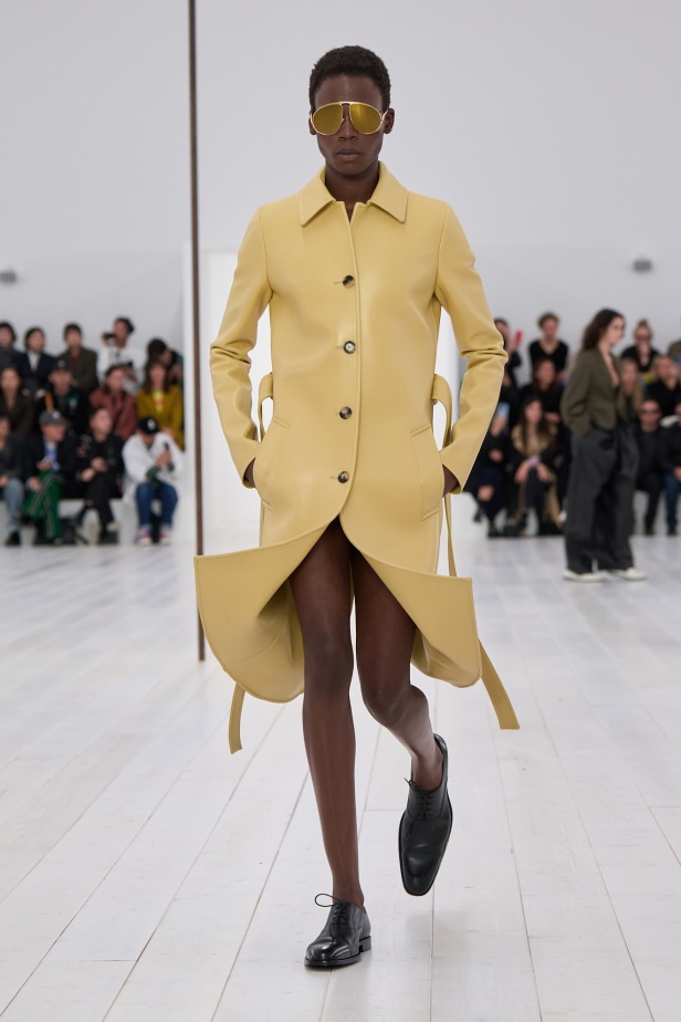 مجموعة Loewe تعريف للأناقة الكامنة في الاختزال 