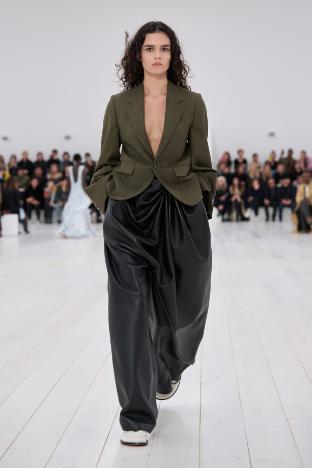 مجموعة Loewe تعريف للأناقة الكامنة في الاختزال 