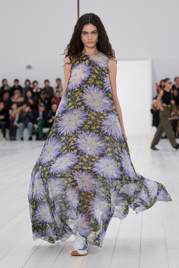 مجموعة Loewe تعريف للأناقة الكامنة في الاختزال 