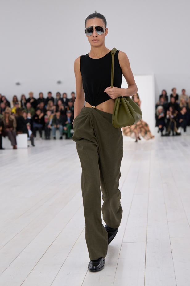 مجموعة Loewe تعريف للأناقة الكامنة في الاختزال 