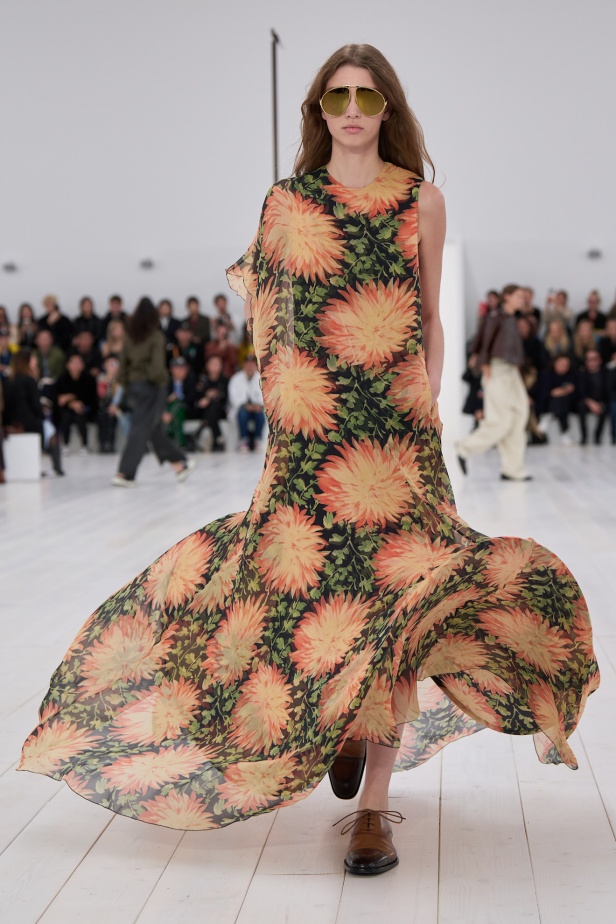 مجموعة Loewe تعريف للأناقة الكامنة في الاختزال 