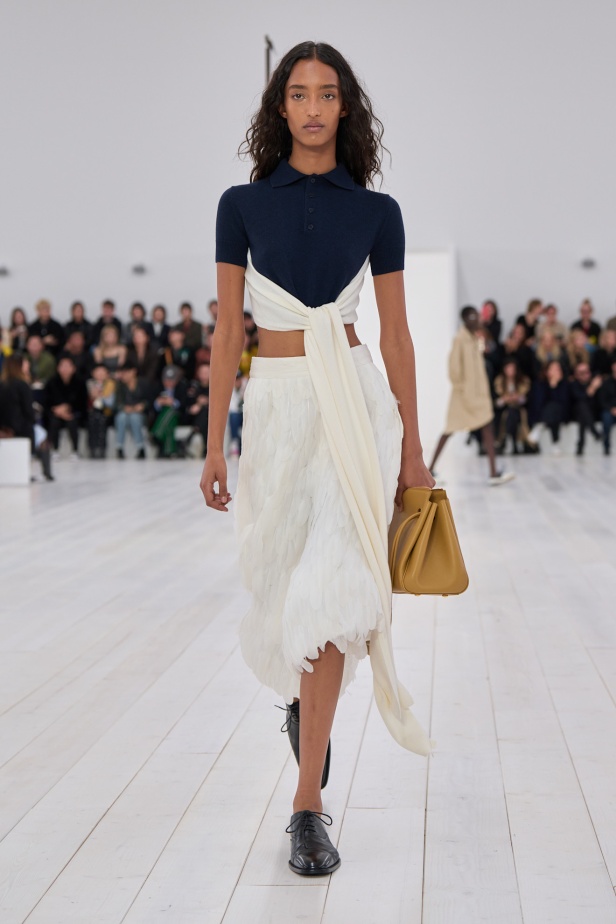 مجموعة Loewe تعريف للأناقة الكامنة في الاختزال 