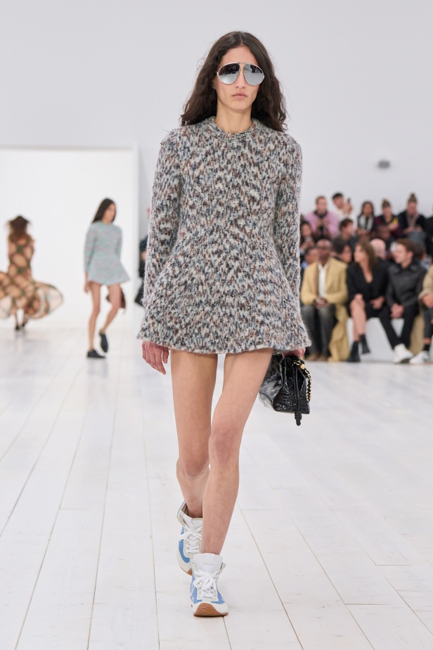 مجموعة Loewe تعريف للأناقة الكامنة في الاختزال 