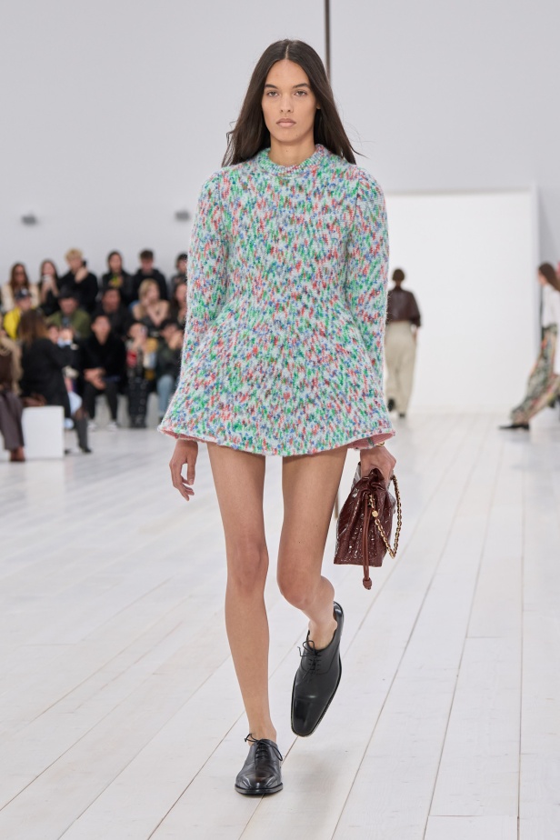 مجموعة Loewe تعريف للأناقة الكامنة في الاختزال 