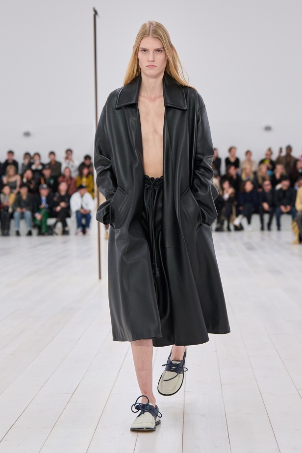 مجموعة Loewe تعريف للأناقة الكامنة في الاختزال 