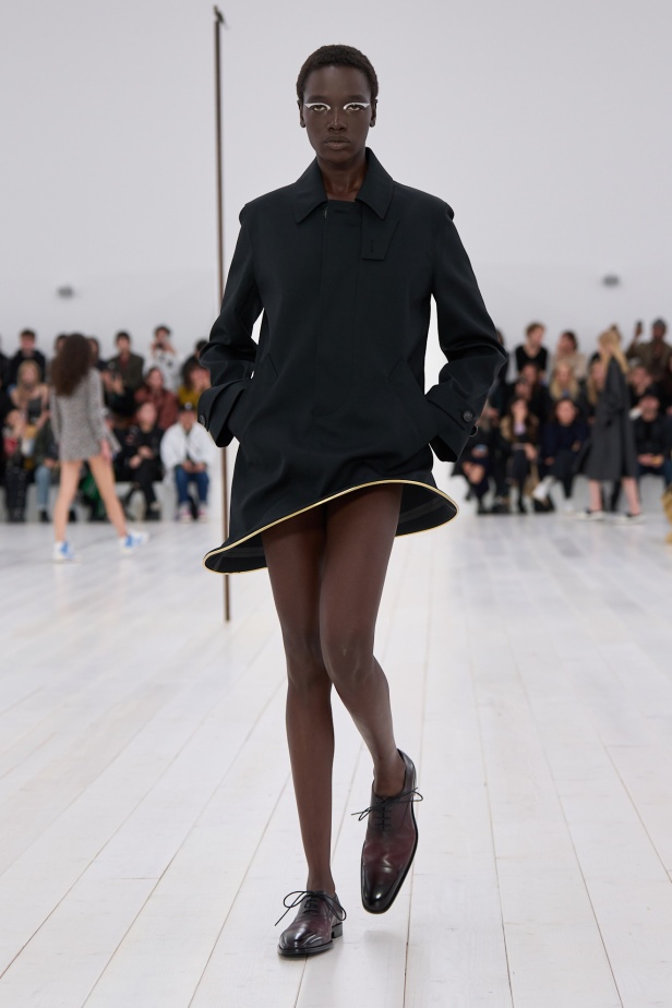 مجموعة Loewe تعريف للأناقة الكامنة في الاختزال 