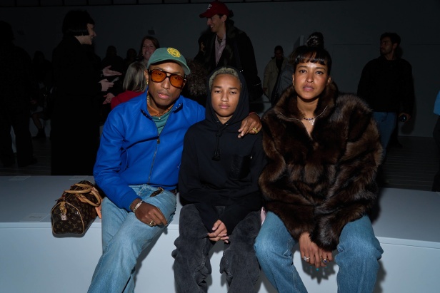 مجموعة Loewe تعريف للأناقة الكامنة في الاختزال 