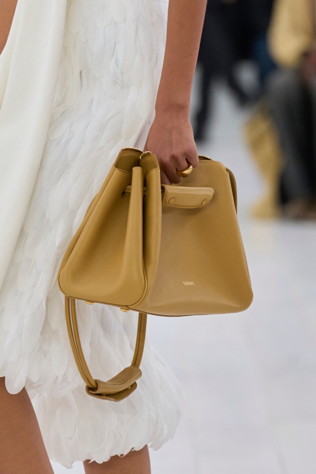 مجموعة Loewe تعريف للأناقة الكامنة في الاختزال 