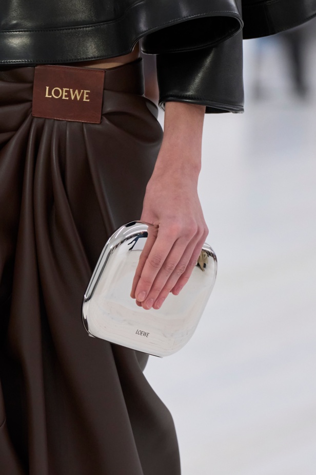 مجموعة Loewe تعريف للأناقة الكامنة في الاختزال 