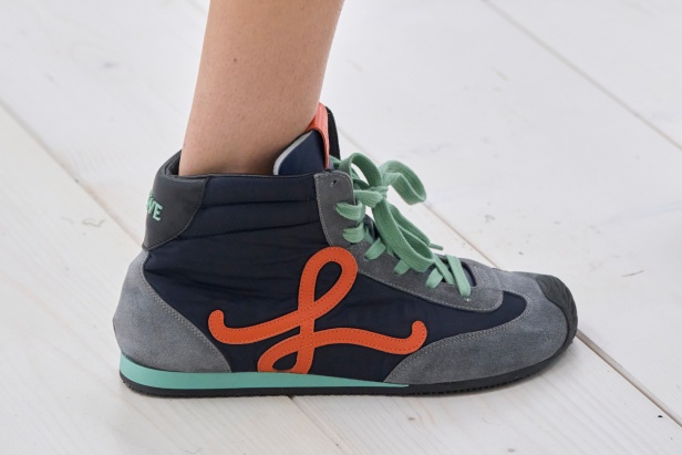 مجموعة Loewe تعريف للأناقة الكامنة في الاختزال 