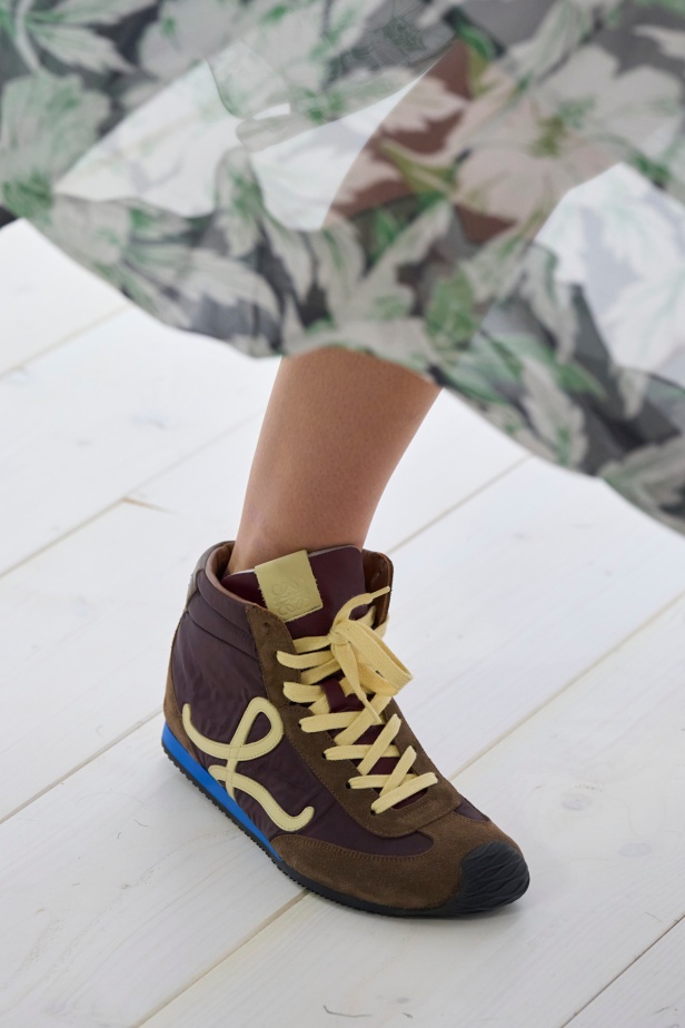 مجموعة Loewe تعريف للأناقة الكامنة في الاختزال 