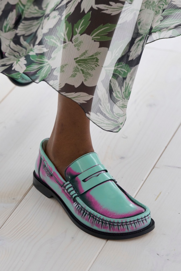 مجموعة Loewe تعريف للأناقة الكامنة في الاختزال 