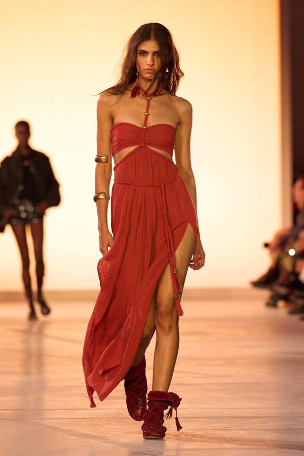 مجموعة Isabel Marant لربيع وصيف 2025 تحتضن الأسلوب البوهيمي 