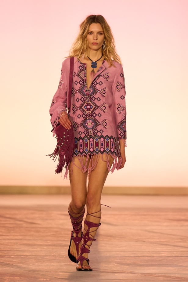 مجموعة Isabel Marant لربيع وصيف 2025 تحتضن الأسلوب البوهيمي 