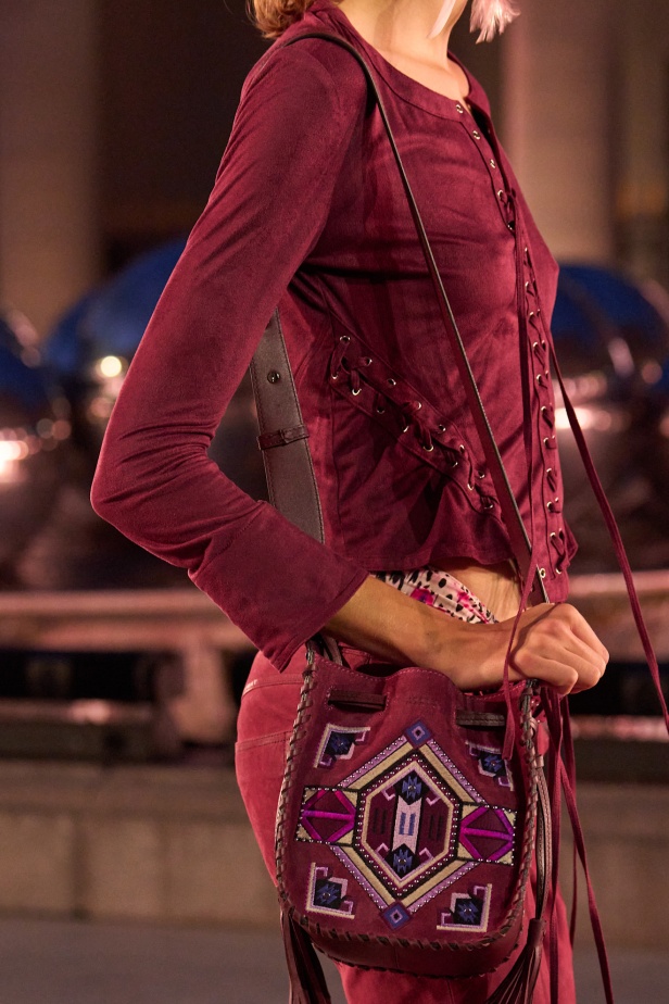 مجموعة Isabel Marant لربيع وصيف 2025 تحتضن الأسلوب البوهيمي 