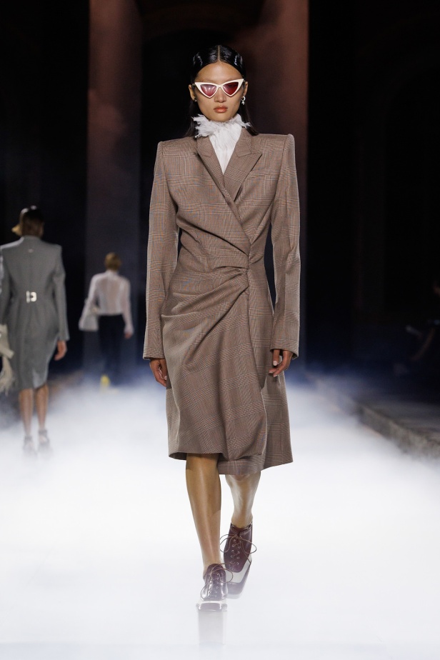 مجموعة Alexander McQueen لربيع وصيف 2024-2025