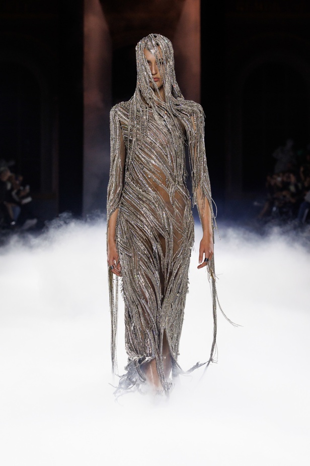 مجموعة Alexander McQueen لربيع وصيف 2024-2025