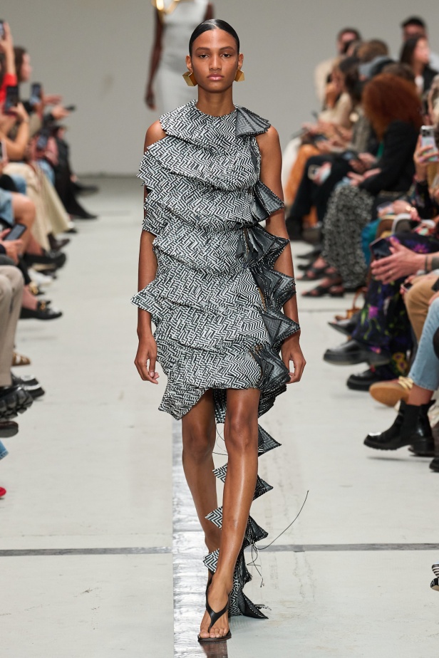 مجموعة Missoni لربيع وصيف 2025 في ميلانو.