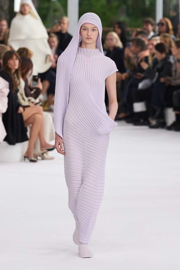 مجموعة Issey Miyake ربيع و صيف 2025