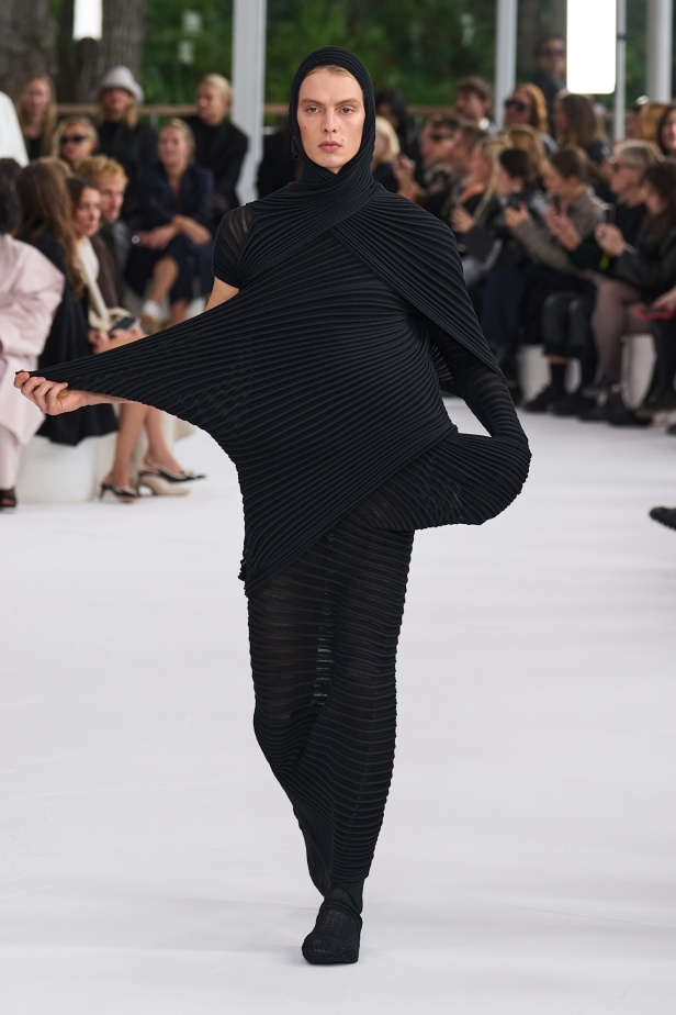 مجموعة Issey Miyake ربيع و صيف 2025