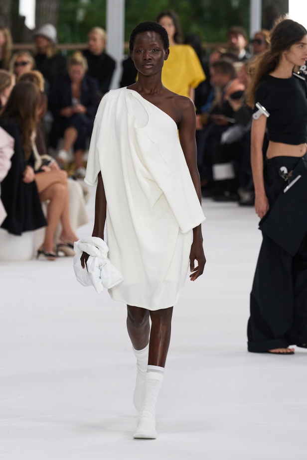 مجموعة Issey Miyake ربيع و صيف 2025