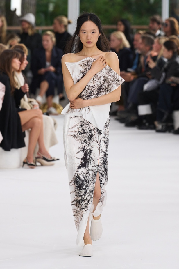 مجموعة Issey Miyake ربيع و صيف 2025