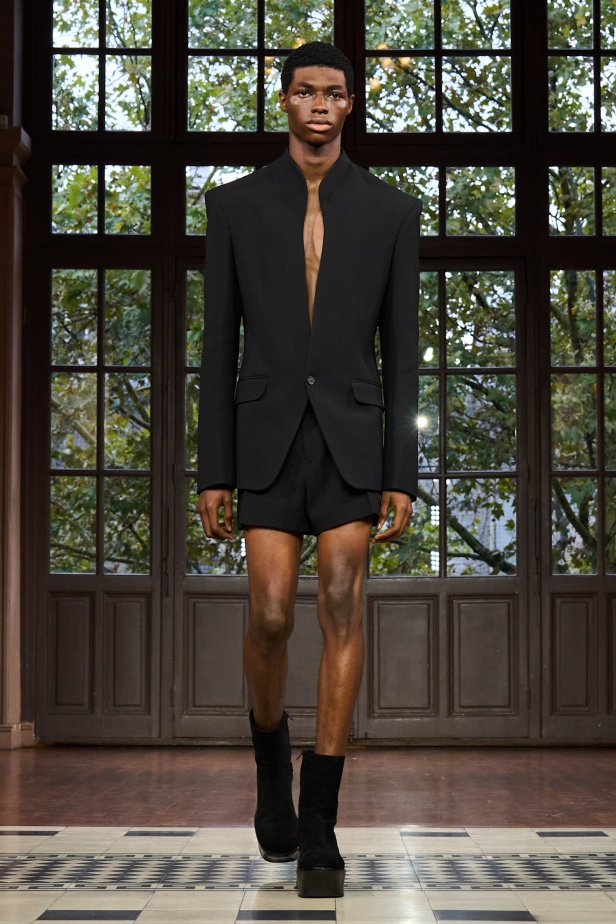 مجموعة موغلر لربيع وصيف 2025... رؤية فنية مستقبلية