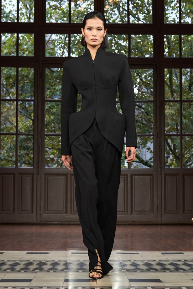 مجموعة موغلر لربيع وصيف 2025... رؤية فنية مستقبلية