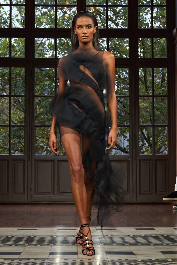 مجموعة موغلر لربيع وصيف 2025... رؤية فنية مستقبلية