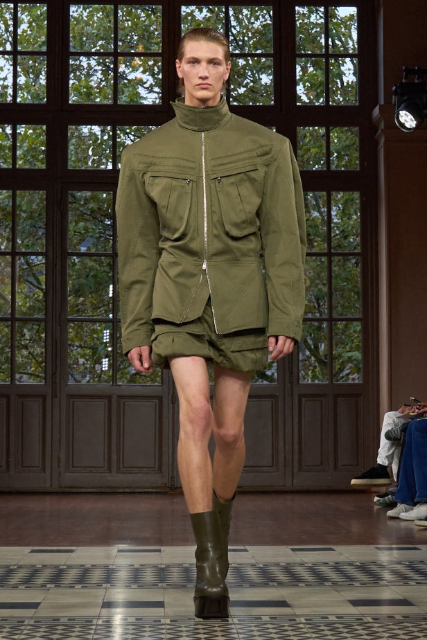 مجموعة موغلر لربيع وصيف 2025... رؤية فنية مستقبلية