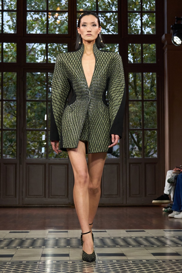 مجموعة موغلر لربيع وصيف 2025... رؤية فنية مستقبلية