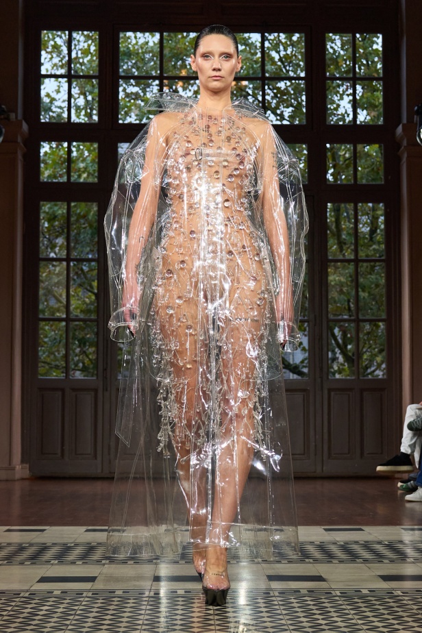 مجموعة موغلر لربيع وصيف 2025... رؤية فنية مستقبلية