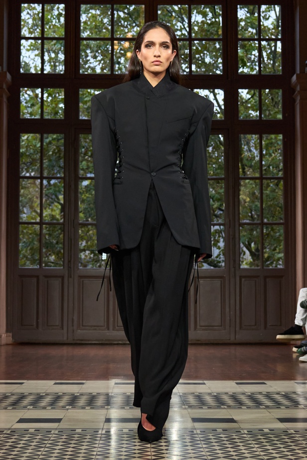 مجموعة موغلر لربيع وصيف 2025... رؤية فنية مستقبلية