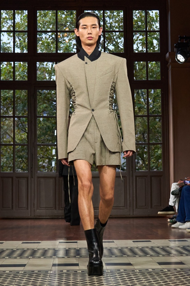 مجموعة موغلر لربيع وصيف 2025... رؤية فنية مستقبلية