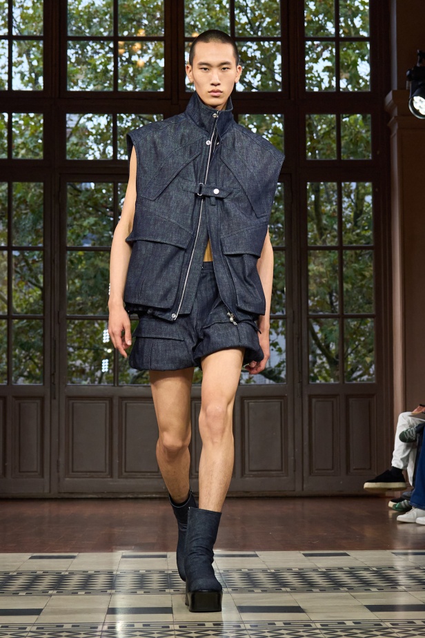 مجموعة موغلر لربيع وصيف 2025... رؤية فنية مستقبلية