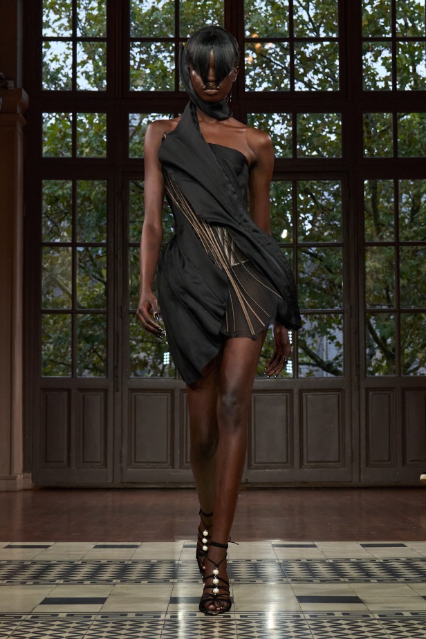 مجموعة موغلر لربيع وصيف 2025... رؤية فنية مستقبلية