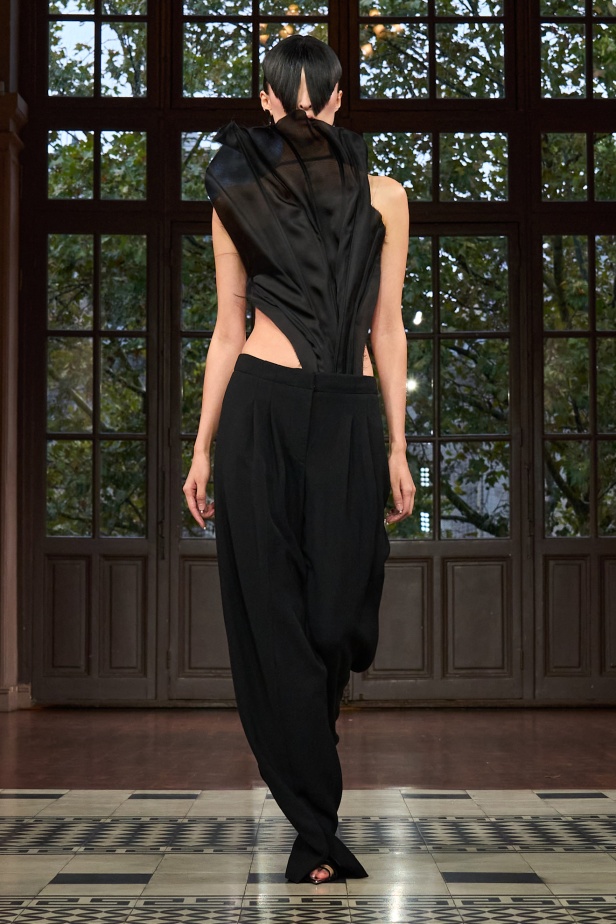 مجموعة موغلر لربيع وصيف 2025... رؤية فنية مستقبلية