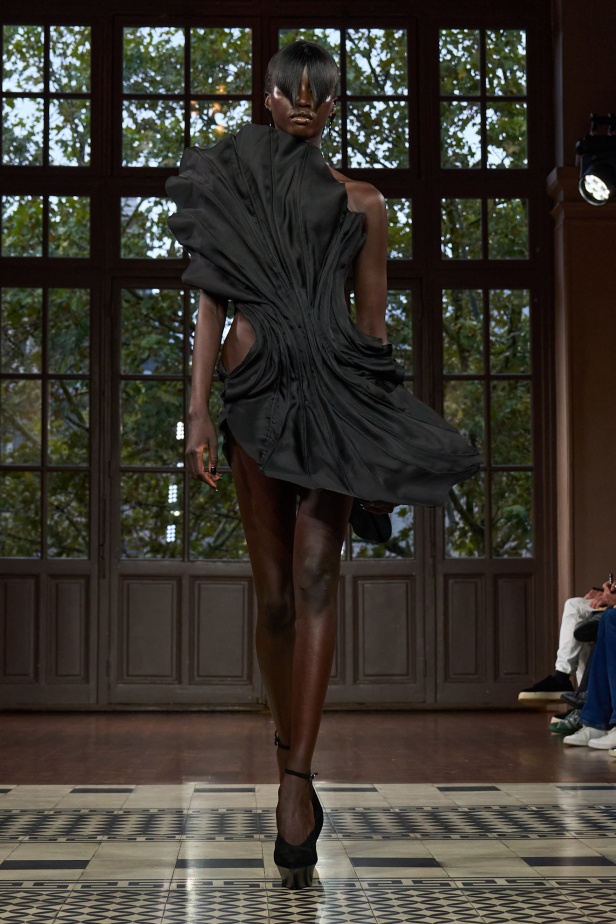 مجموعة موغلر لربيع وصيف 2025... رؤية فنية مستقبلية