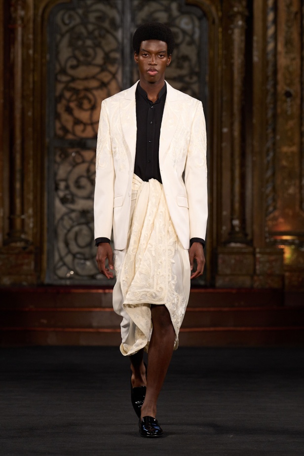 نعيم خان لمسات من الفخامة الكلاسيكية في أسبوع الموضة في نيويوك