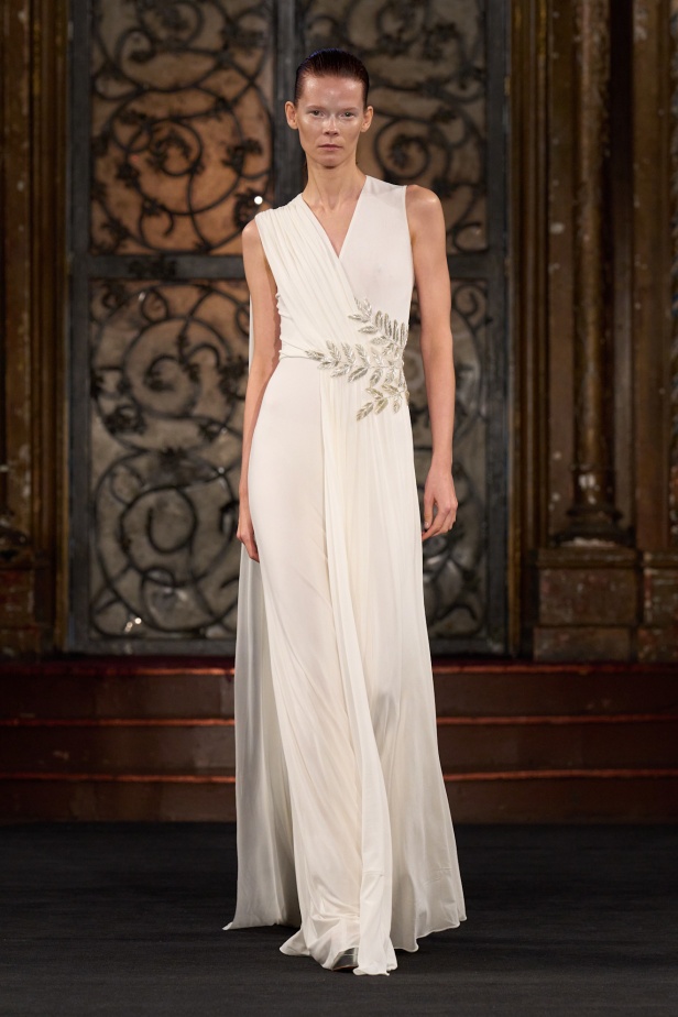 نعيم خان لمسات من الفخامة الكلاسيكية في أسبوع الموضة في نيويوك