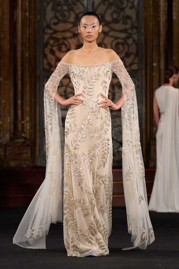 نعيم خان لمسات من الفخامة الكلاسيكية في أسبوع الموضة في نيويوك