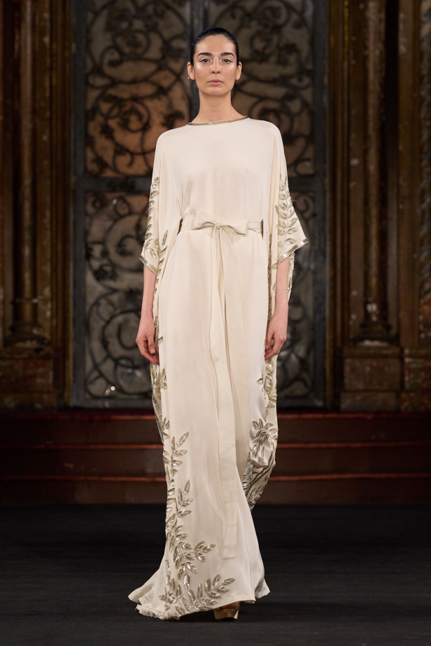 نعيم خان لمسات من الفخامة الكلاسيكية في أسبوع الموضة في نيويوك