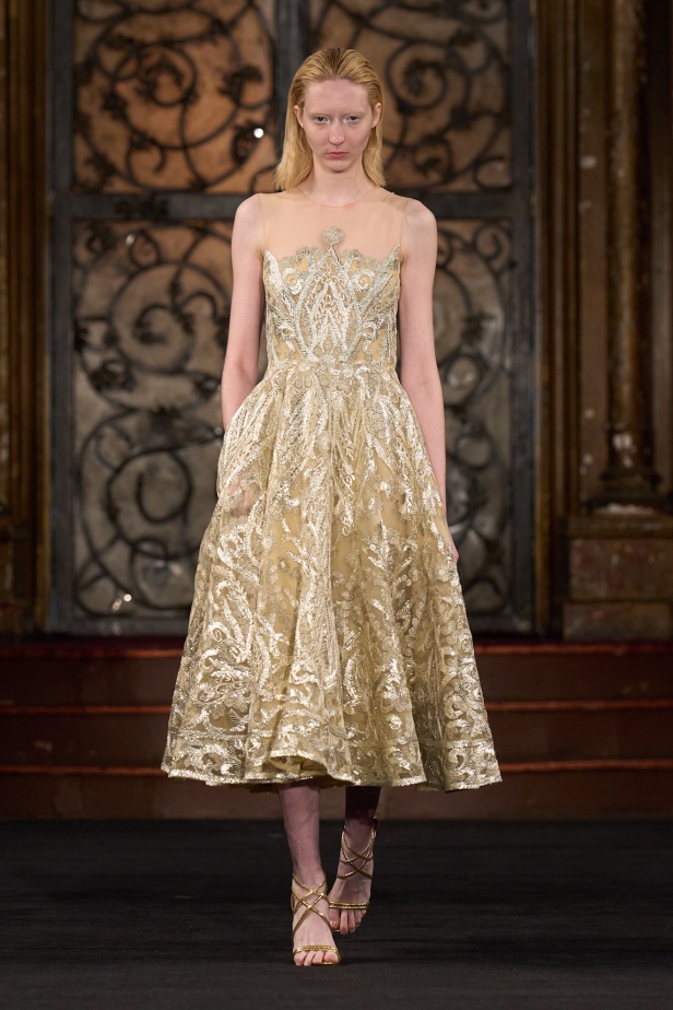 نعيم خان لمسات من الفخامة الكلاسيكية في أسبوع الموضة في نيويوك