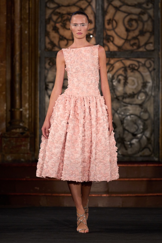 نعيم خان لمسات من الفخامة الكلاسيكية في أسبوع الموضة في نيويوك