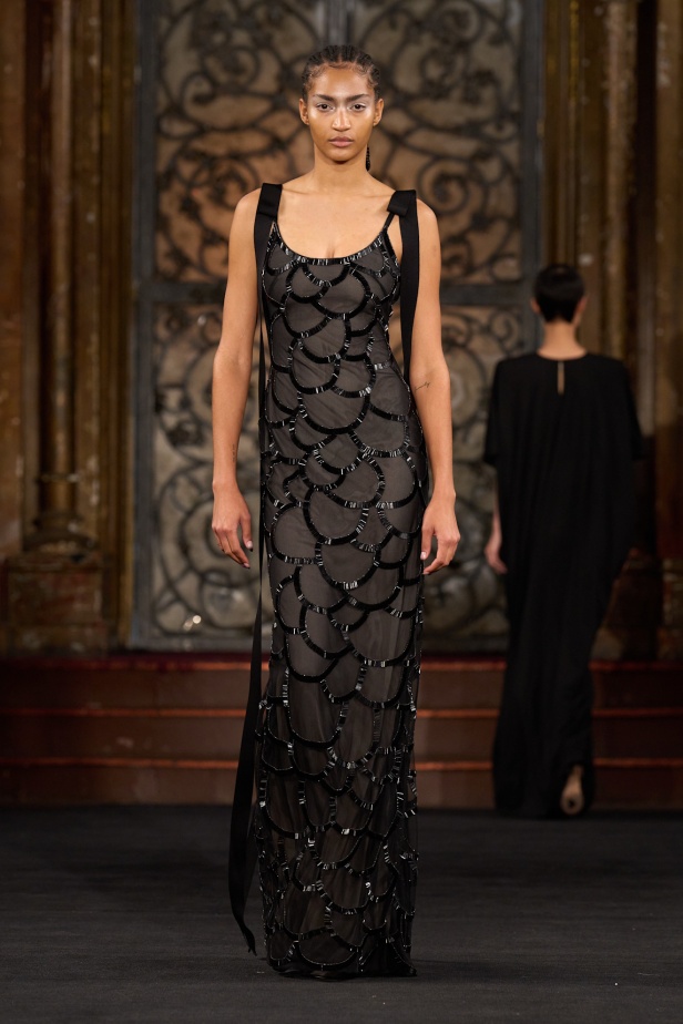 نعيم خان لمسات من الفخامة الكلاسيكية في أسبوع الموضة في نيويوك