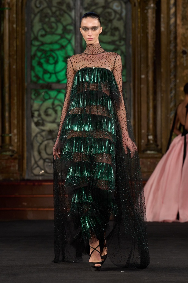 نعيم خان لمسات من الفخامة الكلاسيكية في أسبوع الموضة في نيويوك