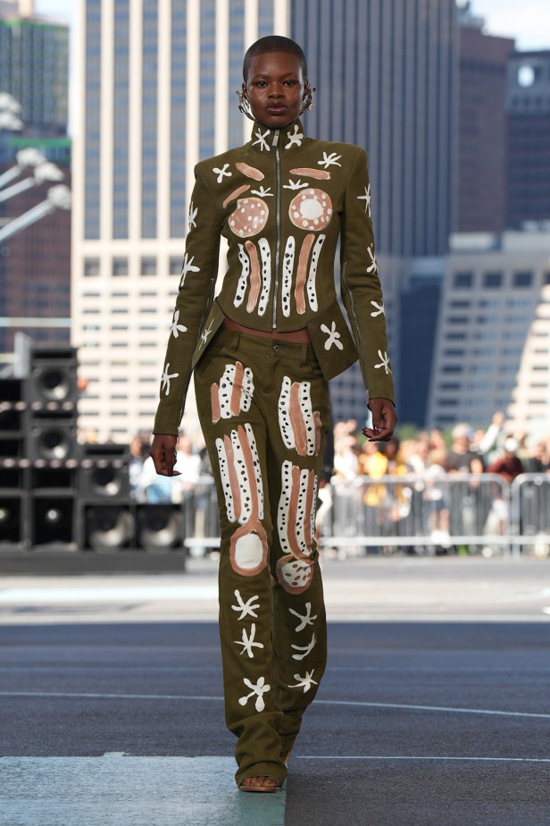 عرض أزياء Off-White لربيع وصيف 2025