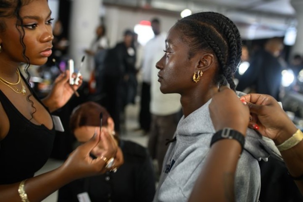 عرض أزياء Off-White لربيع وصيف 2025