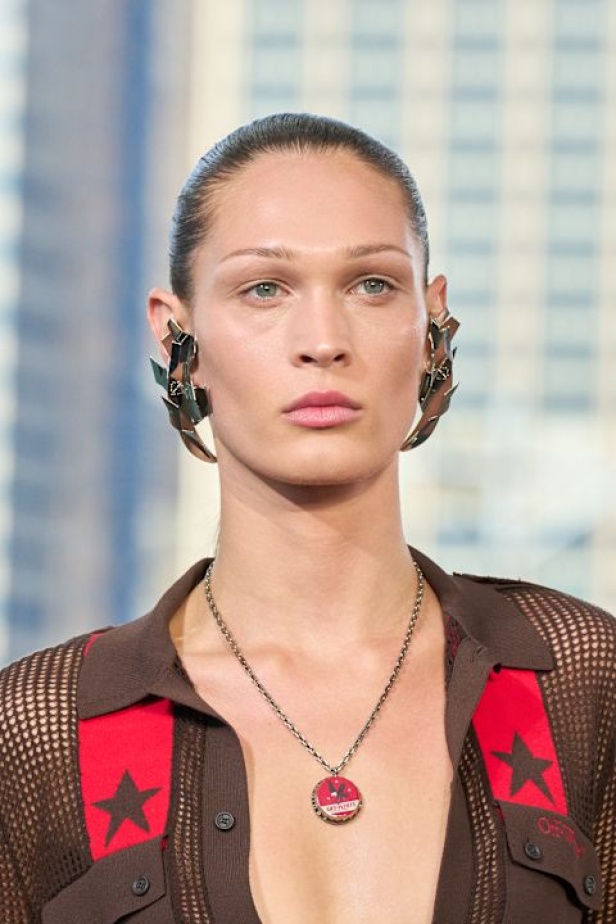 عرض أزياء Off-White لربيع وصيف 2025